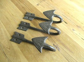 3 Cast Iron Arrow Hooks Feather Wall Mount Rustic Coat Hall Tree Hat Har... - $17.99