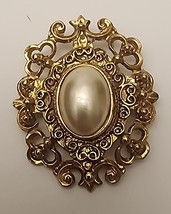 Faux Pearl - Scalloped Filigree Oval Brooch Pin - Gold Toned - £15.55 GBP