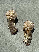 Vintage Faux White Pearl Bead Cluster &amp; Goldtone Spray Clip Earrings –  - £9.00 GBP