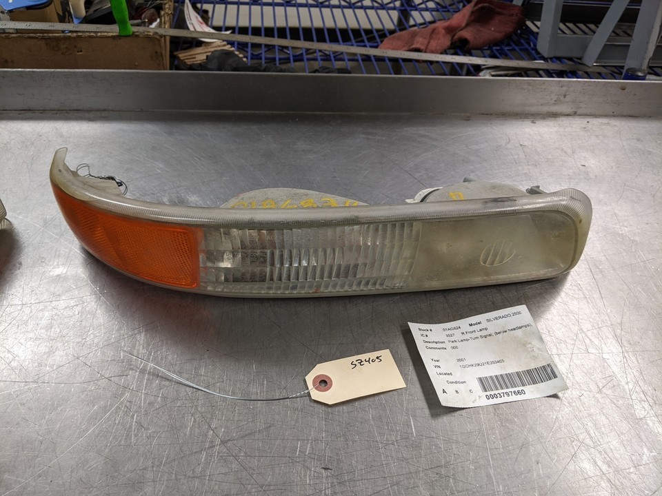 Right Turn Signal Assembly For 01-02 Chevrolet Silverado 2500 HD  6.0 16... - $24.70