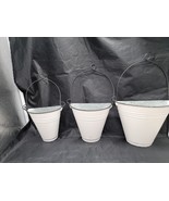 White Painted Metal Wall Pocket For flowers, mail - $436.20 MXN