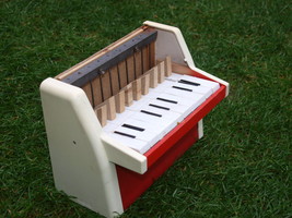 VINTAGE TOY PIANO NOT COMLETE MADE IN EAST GERMANY DDR GDR 1970 - £77.49 GBP