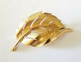 Vintage Crown Trifari Curled Leaf Brooch Textured &amp; Shine Gold Tone Pin Signed  - £13.43 GBP
