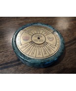 40 year Calendar Green Marble w/ Brass Face &amp; Felt Bottom Paperweight 19... - $380.53 MXN