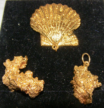 VINTAGE SCALLOP SEA SHELL+2 GOLD CLUSTERS- 24K GOLD ELECTRO-PLATED PENDA... - $91.02 MXN