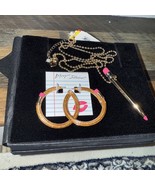 Betsey Johnson Gold Tone Pencil Pendant Necklace &amp; Earrings Set ~ New ~ - $1,102.33 MXN