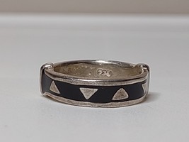 Vintage 925 Sterling Silver Black With Silver Triangles Ring Size 6.75 - £23.89 GBP