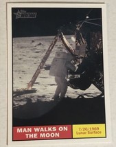 Man Walks On The Moon Trading Card Topps American Heritage #124 - £1.58 GBP