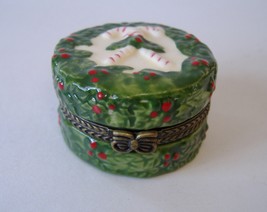 Candy Cane Pill Box Round Case Holly Berry Christmas Hinged Trinket Gree... - £18.09 GBP