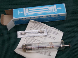 VINTAGE RUSSIAN SOVIET USSR 10 ML HYPODERMIC GLASS SIRENGE + NEEDLE 1991 - £7.49 GBP