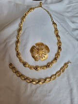Vintage Trifari Gold Leaf Choker Necklace Bracelet &amp; Brooch 3 pc Lot - £116.96 GBP