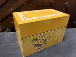 Vtg Yellow Metal Daisy Flower Theme  Ohio Art Kitchen Recipe Box Card Holder - £15.45 GBP