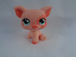 Littlest Pet Shop 2006 Hasbro Peach Pig Piggy with Blue Eyes #1220 - $1.92
