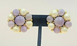 Marvella Purple White Faux Pearl Clip Earrings Clustered Marbelized Hammered 1&quot; - £14.70 GBP