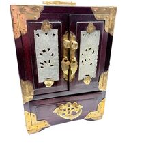 Vintage Chinese Jewelry Box Jade Inlay &amp; Brass Accents 5 Drawers Red Sil... - €207,50 EUR