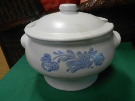 Great pfaltzgraff YORKTOWNE Tureen with Lid on Pedestal - $27.31