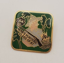 Herb&#39;s Hunters Class of &#39;87 Vintage Collectible Lapel Hat Pin Hunting Ti... - $466.61 MXN