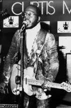 Curtis Mayfield on stage in concert circa 1971 11x17 Photo - £14.39 GBP