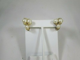 Vintage Faux Pearl Cluster Clip On Earrings Goldtone Gold Tone 51713 - £12.46 GBP