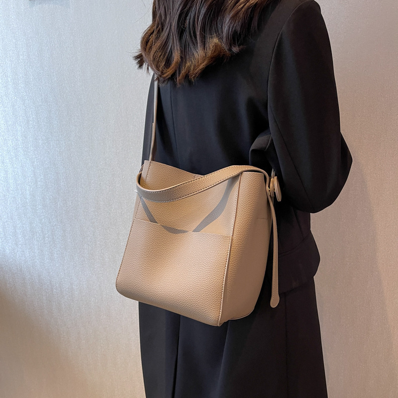 Niche Shoulder Bag Women's New Autumn Simplicity Large Capacity Commuter Bucket