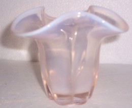 Duncan Miller Pink Iridescent Frill Glass Vase Art - $103.89