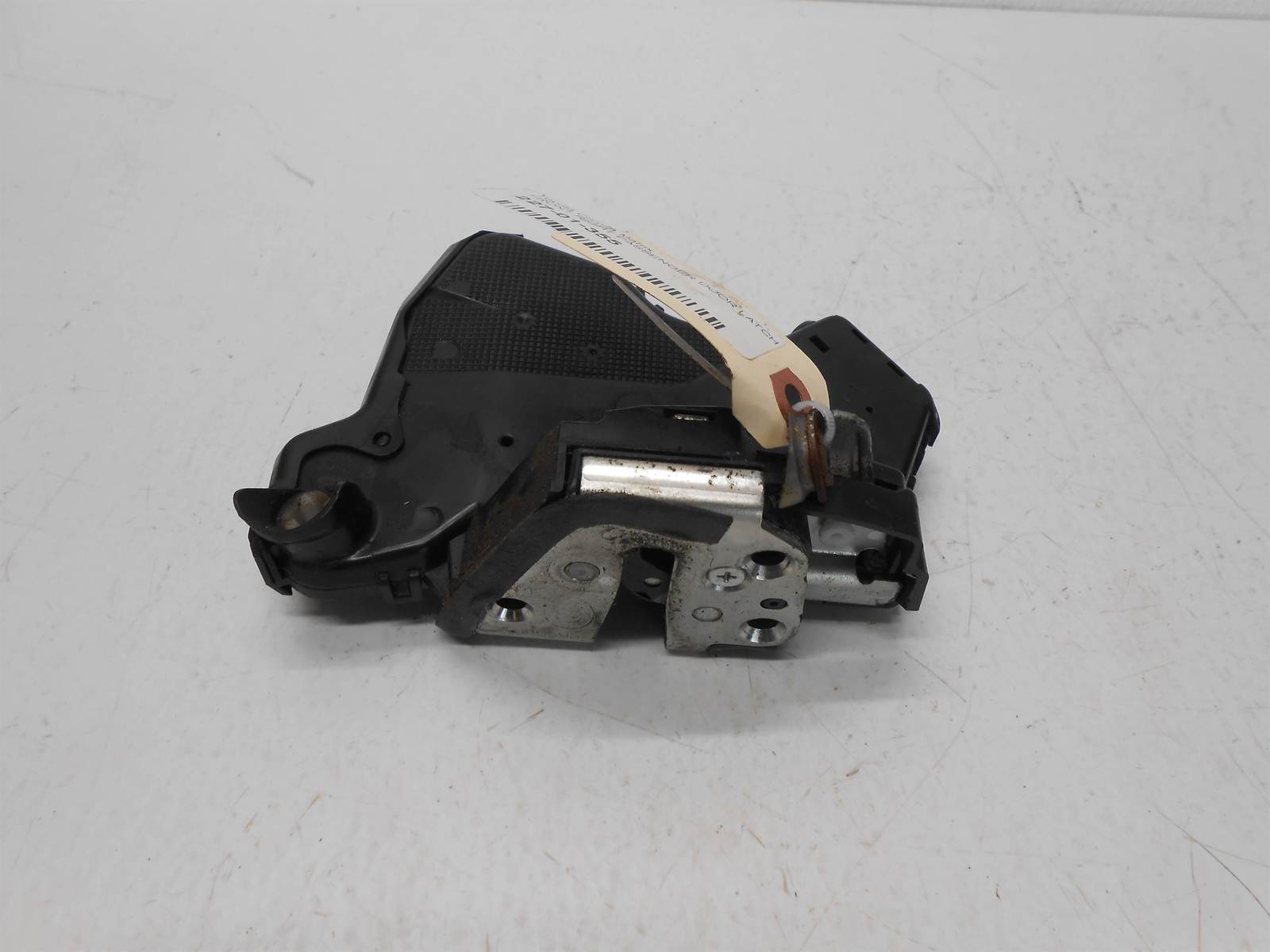 2003-2008 Toyota Corolla Matrix Front Right Passenger Door Latch - $18.99