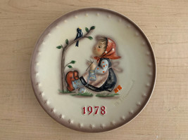 Vintage 1978 Goebel M.J. Hummell Annual Bas Relief Collector Plates~ TMK4 - £9.49 GBP