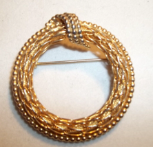 Vintage Woven Gold Tone Circle Wreath pin Signed KRAMER New York - £7.87 GBP