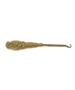 Button Hook Art Nouveau Metal Repousse Handle Brass Tone Mid-Century 6 1/2&quot; - $572.43 MXN