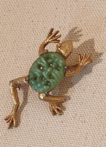 DeNicola Gold Tone &amp; Green &quot;Peking&quot; Molded Art Glass Leaping Frog Pin Brooch - £19.33 GBP