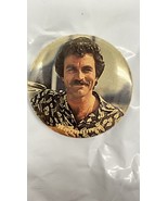 Vintage 1980 Magnum P.I. 1.75&quot; pinback button Tom Selleck Universal Studios - $253.76 MXN