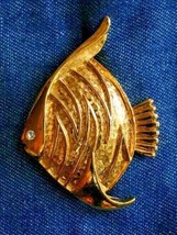 Gerry&#39;s Elegant Mid Century Modern Textured Gold-tone Fish Brooch vintage 2&quot; - £11.94 GBP