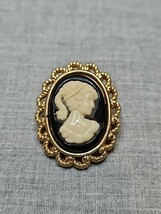 Victorian-Style Oval Pin/Brooch, Gold Tone 1.25&#39;&#39; Diameter/1&#39;&#39; Vintage - $14.12 CAD