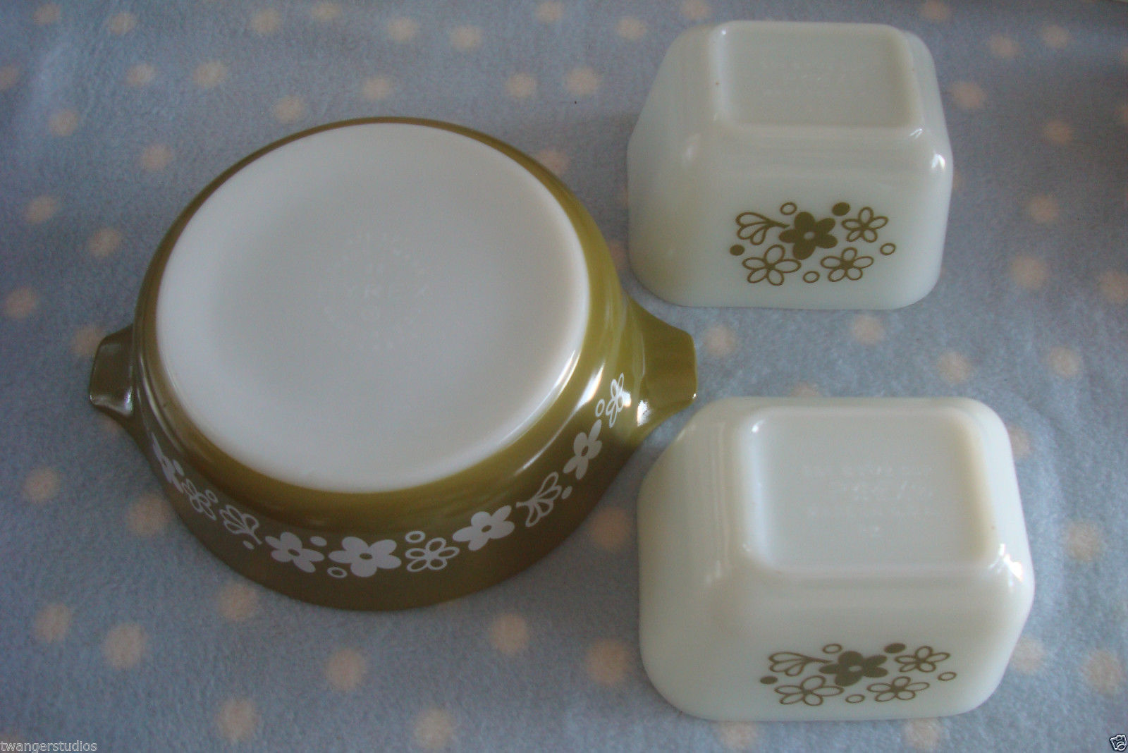 Primary image for Pyrex Spring Blossom 471 and two 501 fridgies