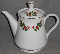 Macys - All The Trimmings Holly &amp; Berry Pattern Christmas Porcelain 5 Cup Teapot - £31.15 GBP