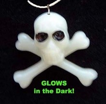 Skull &amp; Crossbones Glow Pendant Necklace Pirate Charm Jewelry - £3.97 GBP