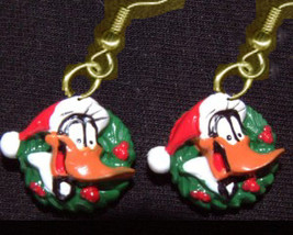 DAFFY DUCK SANTA CAP EARRINGS-Fun Holiday Wreath Costume Jewelry - £5.57 GBP