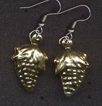 GRAPES EARRINGS-Winery Tasting Wine Charm Chef Food Jewelry-GOLD - £3.97 GBP