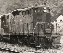 Pennsylvania Railroad PRR #7021 7180 GP-9 Electromotive Train Photo Franklin PA - £7.56 GBP
