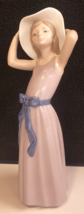 Lladro Spain 5011- Girl w/SUN Hat Lavender Dress &amp; Blue Bow 10&quot; Ceramic Figurine - £41.68 GBP