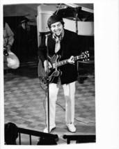Johnny Rivers original 7x9 photo playing guitar on TV show 1970&#39;s - £19.93 GBP
