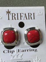 Trifari Orange Veined Square Stone in Silvertone Frame Clip Earrings –  0.5 in - $9.49