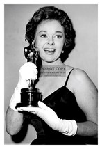 Susan Hayward Holding An Oscar For Best Actress In I Want To Live 4X6 Photo - £8.33 GBP