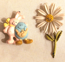 Vintage Easter Bunnies &amp; Daisy Spring Flower Pin Lot of 2 Jacket Coat Pins - £14.90 GBP