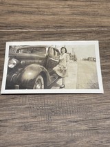 Vintage 1940&#39;s Black &amp; White Photograph Young Woman Old Car KG JD - $182.84 MXN