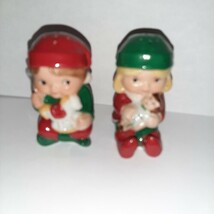 Vintage Christmas Boy and Girl Salt &amp; Pepper Shakers Avon 1988 - $306.07 MXN