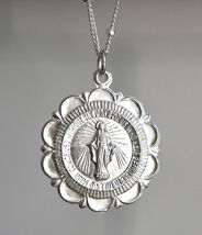 Miraculous Medal Necklace in Silver - $2,017.85 MXN - $2,201.29 MXN