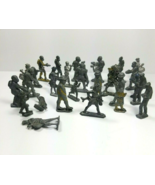 30 Cast Metal Flat Figurines Spaceman Soldier Drummer Robbers Bugler Vin... - £16.60 GBP