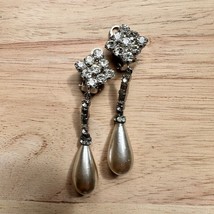 Vintage Hollywood glam rhinestone and pearl clip on drop earrings.Old ti... - $883.12 MXN