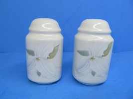 Mikasa Salt And Pepper Shakers Natural Beauty Perfect Pair 3 1/2&quot; - £11.99 GBP